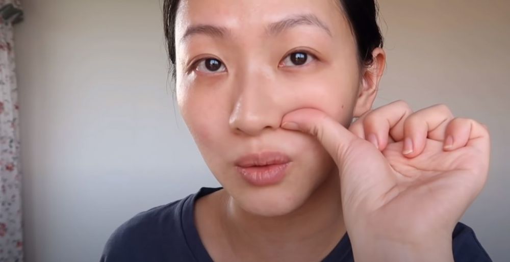 首先用大拇指按壓在鼻翼位置