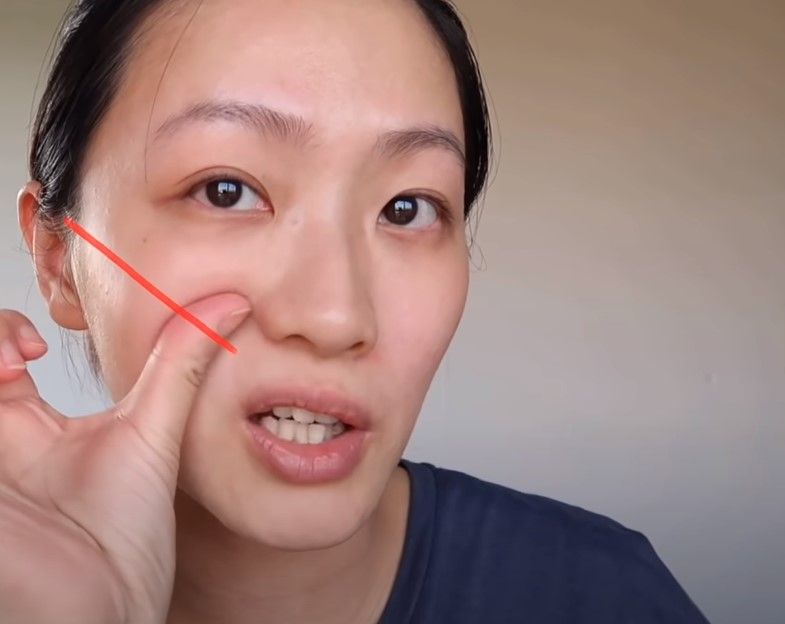 而另一邊臉頰亦一樣，沿著紅線往上拉