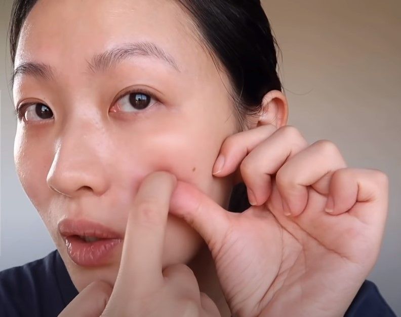 然後慢慢移動至顴骨下