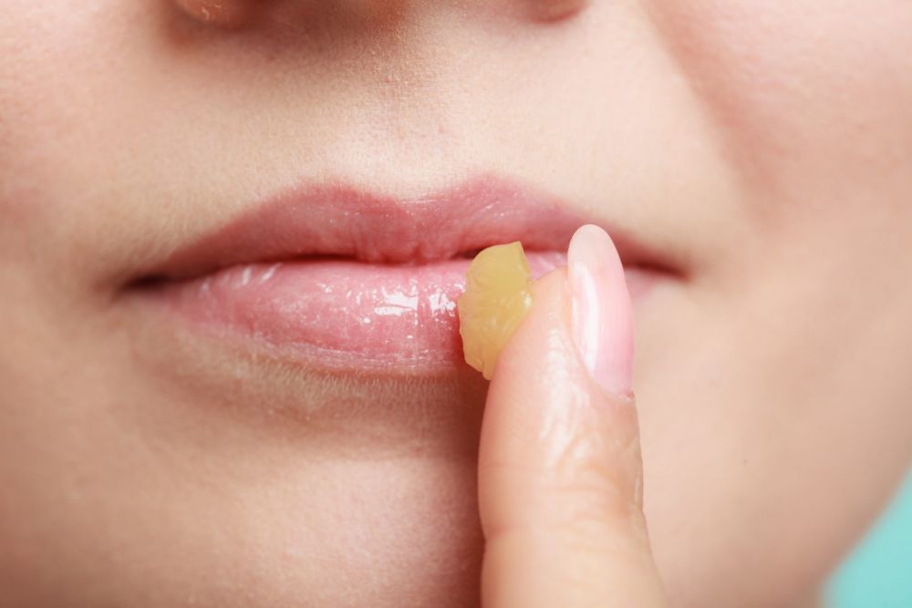 Tips：強行將膏體堅硬的凡士林在嘴唇上推開會帶來不好的使用感，使用大量的凡士林可能會引起瘙癢，所以謹記要逐小疊加塗抹。
