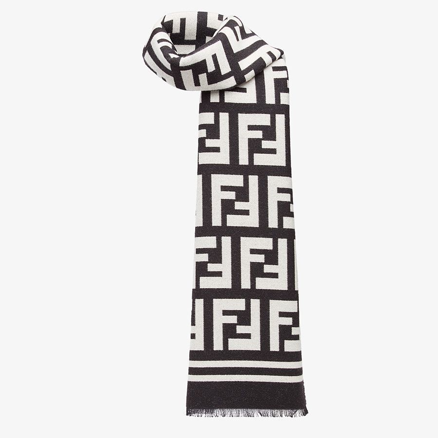 15. FENDI 黑色羊毛和真絲圍巾 HK$ 5,400
