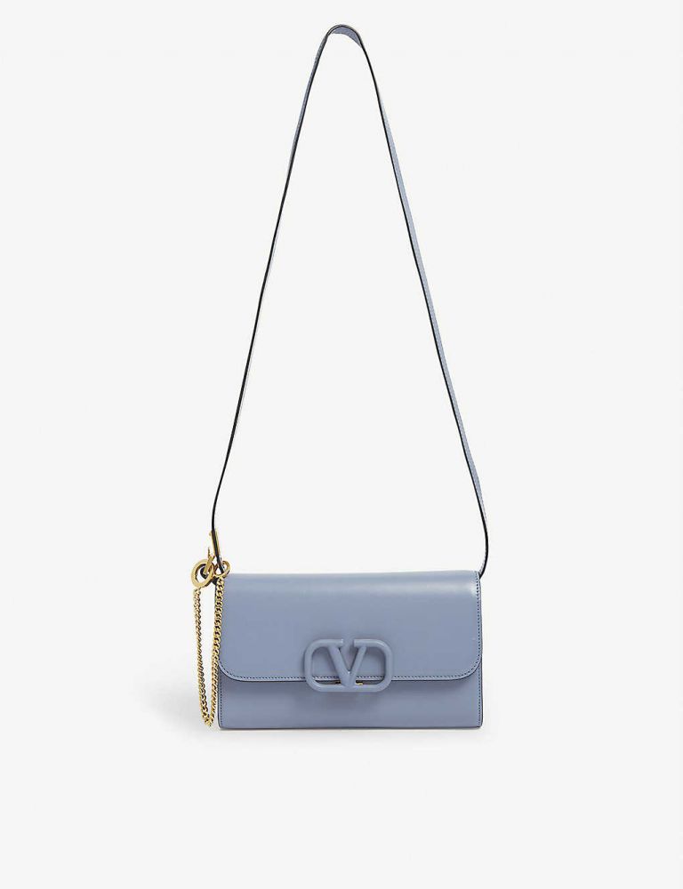 V-sling branded leather cross-body bag  售價 $11700｜折後$9360