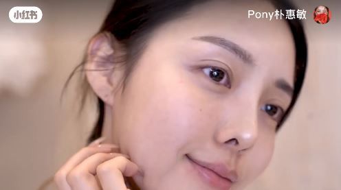 至於臉部及唇部底妝，則可分別取新的化妝棉，重複上述相同步驟，徹底卸去濃厚彩妝。