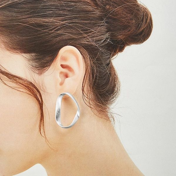 Twist metal hoop earrings (¥590 +稅)