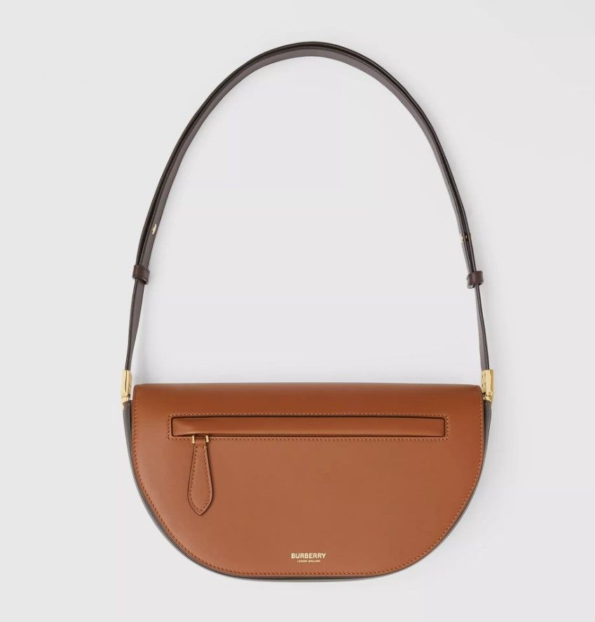 Small Two-tone Leather Olympia Bag (HKD15,200/ 26 x 5.5 x 15cm)： 這袋款採用了光滑的意大利皮革而成，並帶有弧形輪廓，加上款式採用了金色配飾作點綴，外型和顏色都十分復古。