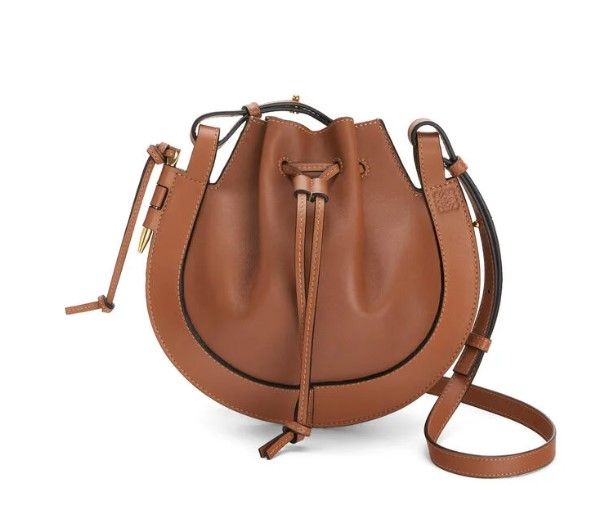 小號納帕小牛皮Horseshoe手袋 (HK$ 13,650)： 這款馬蹄鐵袋款設有柔軟的內袋和抽繩的頂部，搭配側面鎖扣金屬別針，復古而又優雅。