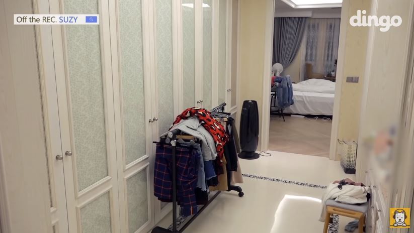 套房內更有一個大衣櫥，兩側全是落地衣櫃、衣架，經過這個長廊會通向房間內的獨立衛浴。