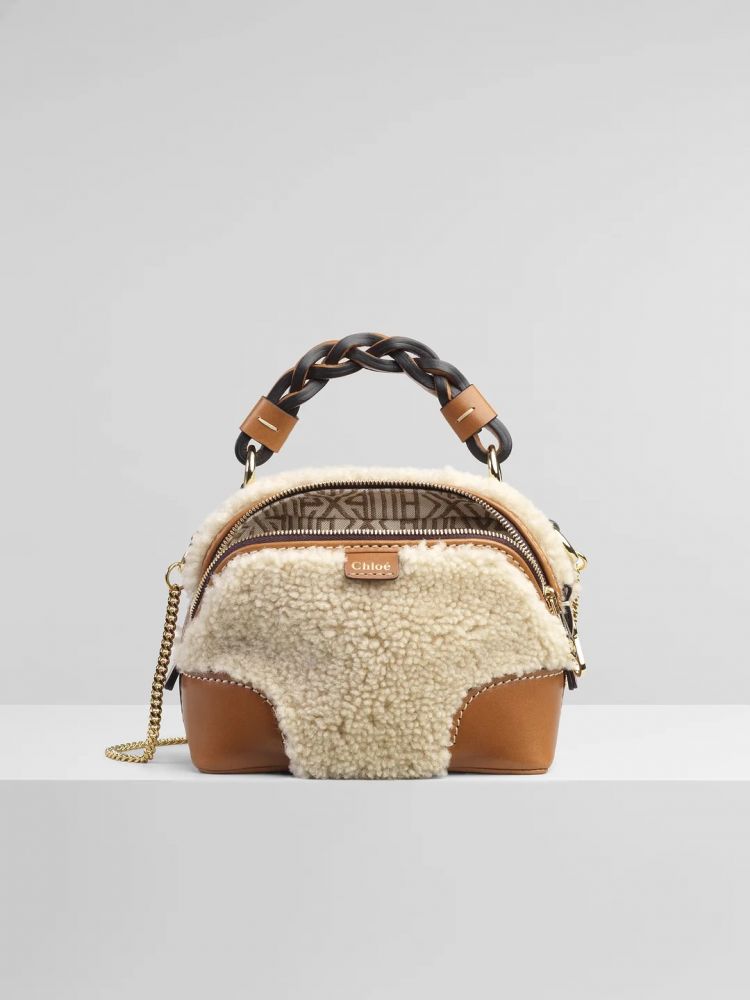 Chloé MINI DARIA CHAIN BAG (HK$15,500/17 x 13 x 7 cm)：  Chloé迷你小羊皮條鏈手袋亦有毛絨款式，配以皮革手柄，令款式更復古優美。