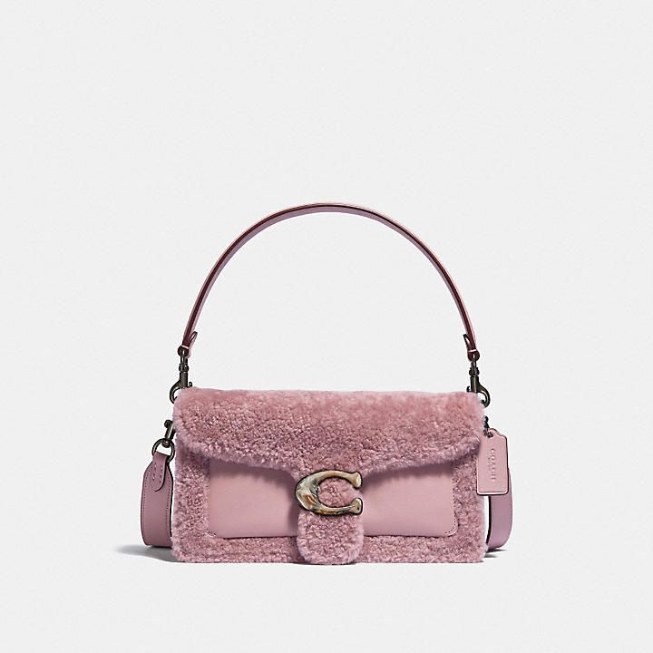 COACH TABBY SHOULDER BAG 26 (HK$6,250/26 x 15 x 7.5 cm)：  COACH TABBY系列亦換上了冬季的設計，除了加入了毛絨元素外，更推出充滿少女感的粉紅色！