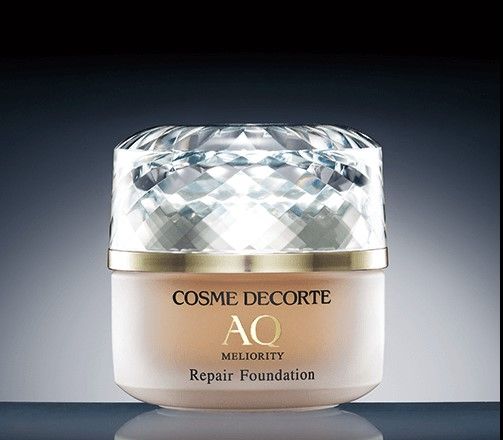 [第3名]COSME DECORTÉ AQ MELIORITY Repair Foundation (20,000日元)：粉底霜有保濕作用，亦能遮蓋皺紋或毛孔，而且使用後能夠令妝感持久。