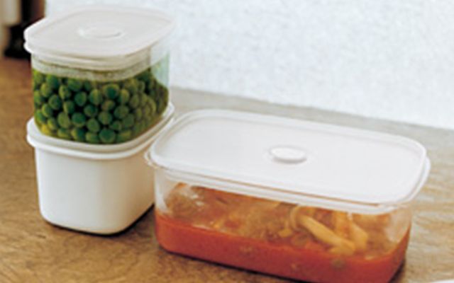 密封儲存盒 原價：HK$38 – HK$90| 優惠價：購買四件或以上九折(HK$35–HK$81) 密封儲存盒可直接於微波爐加熱，可用作午餐盒。