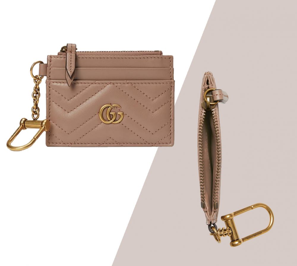 GUCCI GG Marmont鑰匙扣銀包 10 × 7.5 × 1 cm | HK$ 2,950 設計纖薄，暗粉紅色絎縫chevron皮革，綴以金色金屬雙G。內有4個卡片夾層和1個拉鏈零錢格。