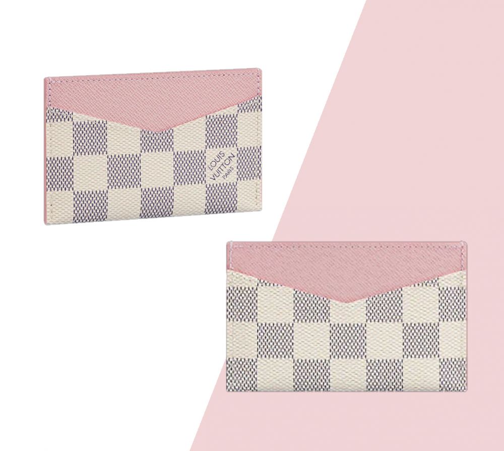 Louis Vuitton DAILY 卡片套 11 x 7 x 0.5 cm | HK$ 1,850 由Damier Azur帆布與芭蕾粉色牛皮襯裡製成，卡片套體積小巧，可收入信用卡、八達通等常備卡片。