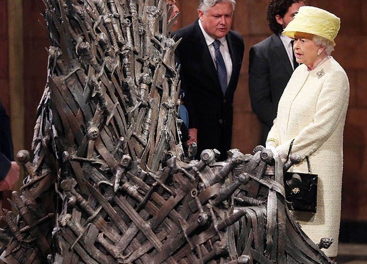 9. 英女王不允許坐在外國寶座上  原來伊利沙伯女王二世不可以自己皇室以外坐上其他的王座。2016年有一則新聞就是當時伊利沙伯女王二世到訪《權力的遊戲》活動時，英女王沒在坐上那個寶座，當時人們才知道英女王是不允許坐在外國的寶座上。