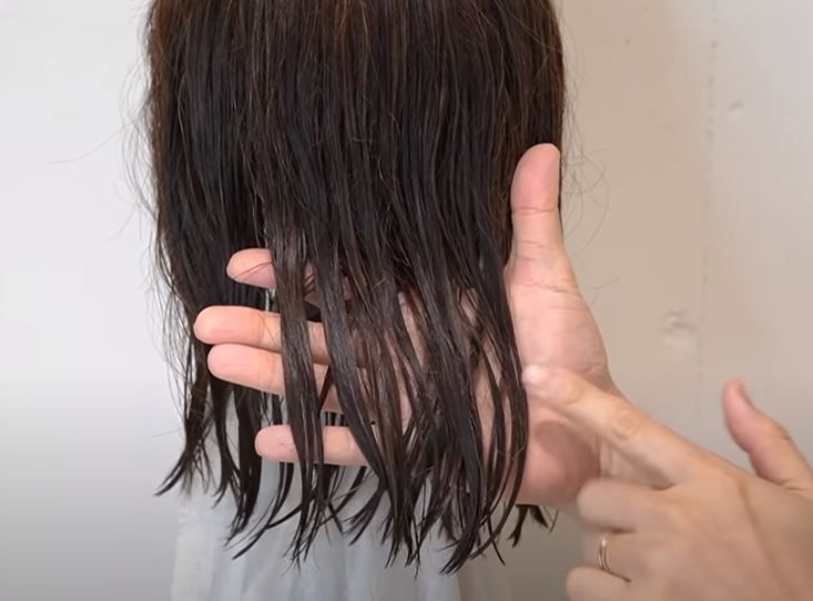印乾頭髮後不要直接吹頭，因為頭髮的毛束感較強，髮絲黏在一起的很難吹乾