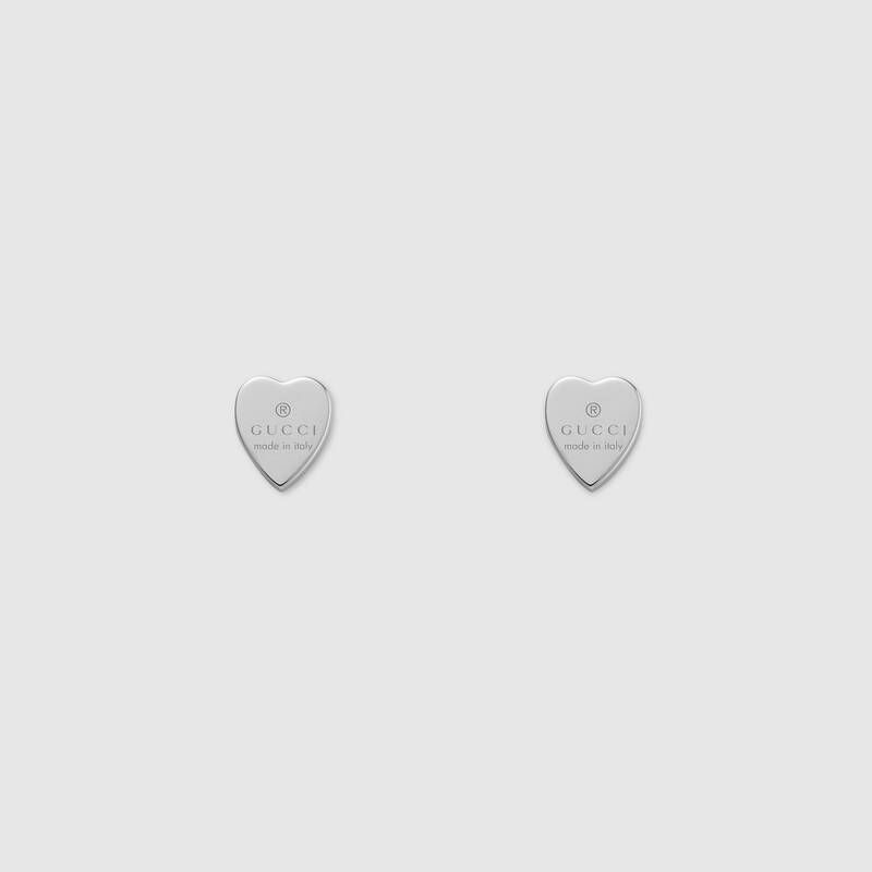 綴Gucci商標心形耳環HK$ 1,400－這款象徵愛的耳環以心形細節為設計特色，是一款反映品牌浪漫風格的珠寶作品。