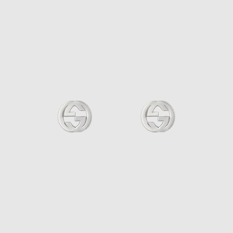 Interlocking G銀耳環HK$ 2,200－Interlocking G圖案自面世以來一直是品牌富代表性的設計元素。此獨特的圖案點綴這款擁有織紋飾面邊緣的紋銀耳環。