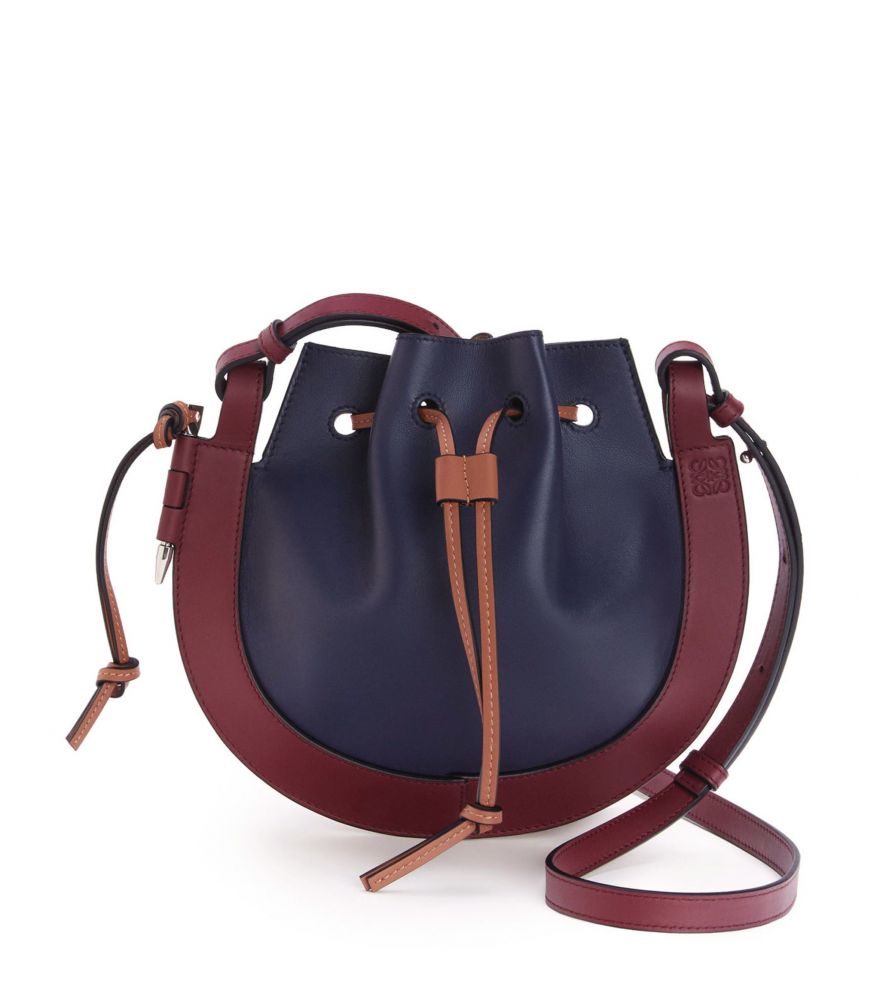 LOEWE Small Leather Horseshoe Bag 售價 HK$10,825 | 香港官網價格HK$13.650