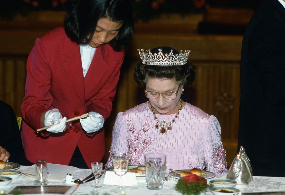 英國王室家庭需要遵守各種傳統規矩，特別是餐桌禮儀。當英女王用膳完畢的時候，大家同桌的人都要停止用膳，以示禮貌。
