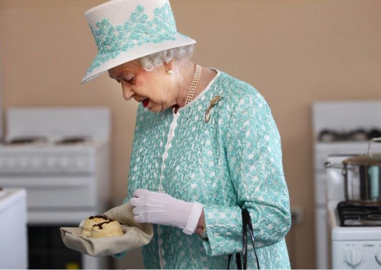 英女王對食物有嚴謹的要求，特別不喜歡大蒜，因此所有食物準備中都沒有大蒜。據報導，大蒜被禁止加入皇室成員食用的食物中。又建議不要會議前吃大蒜，以防止口臭，哈哈～