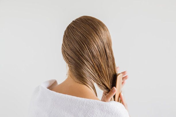 1. 首先在洗髮前她會先把護髮素塗在乾髮上，好像為頭髮敷了一個髮膜一樣，大概靜待10分鐘左右，然後把護髮素沖洗掉，才開始洗頭。