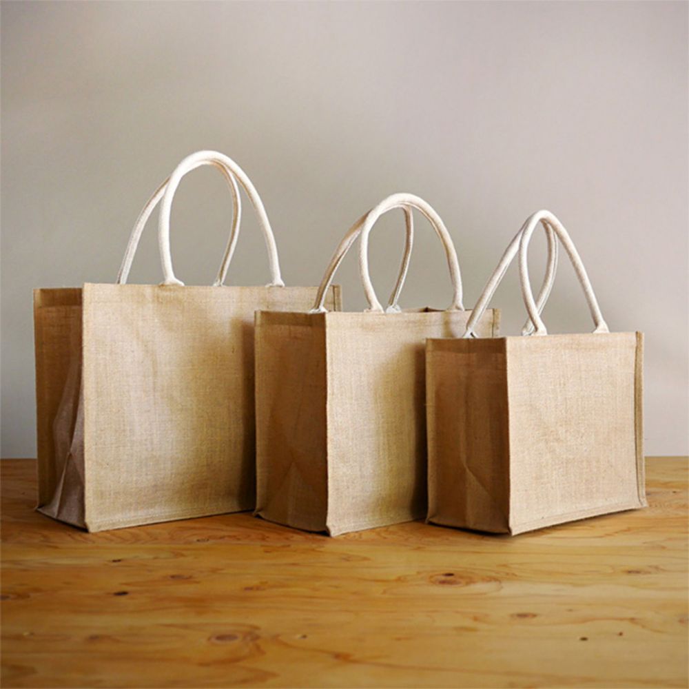 3. 黃麻購物袋  黃麻具有極高的耐用性，長期用於穀物袋和地毯。MUJI的黃麻購物袋容量大，  共推出了三種尺寸，最適合日常採購時使用。