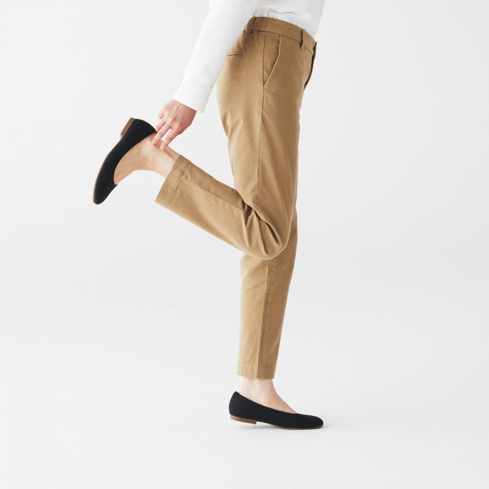 3. 牛仔褲︰  採用有機棉製成，富彈性，能夠縱橫伸展且自然貼合身型，活動時舒適自如。