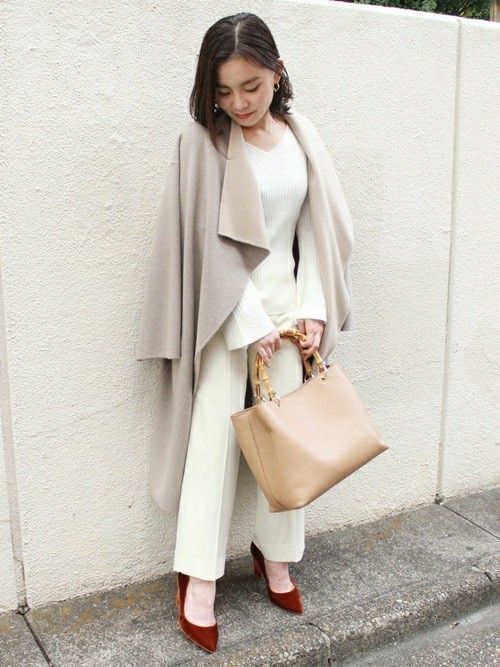 日本女生都認同白色褲子給人耳目一新的感覺，有氣質又帶出吸引力，而且最近都流行直筒寬鬆褲子，顯瘦又斯文。可以配上不同飾物，令造型不再單調！