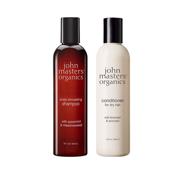 (左)John Masters Organics - Scalp Stimulating Shampoo with Spearmint & Meadowsweet(￥2900/236ml) | (右)John Masters Organics - Conditioner for Dry Hair with Lavender & Avocado(￥3900/236ml) 頭皮洗髮露有效洗走多餘的皮脂和角質，令你的頭皮變得具透明感。護髮素含豐富的荷荷巴油及牛油果成分，為髮絲帶來滋潤。