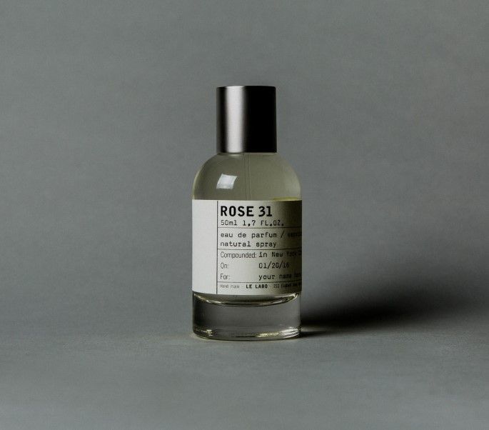 ROSE 31 (HKD$1560/50ml)：把葛拉斯玫瑰混合小茴香、雪松和琥珀等香調，散發著辛香和木香，是木質調的玫瑰香水。