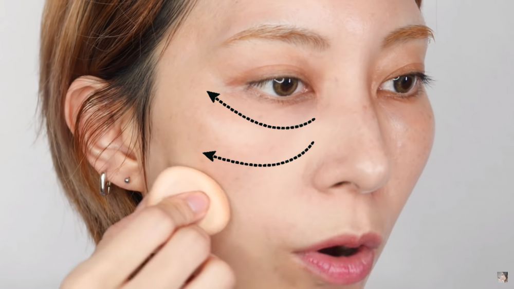 STEP 1-先上底妝，用粉底均勻全臉膚色，建議可從下眼瞼、鼻翼旁的地方開始抹，然後再往外推。