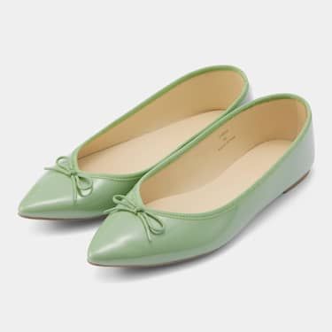 Pointed ballet shoes (¥990)