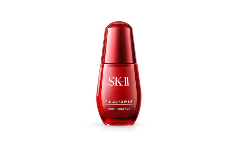 第四名：SK-II R.N.A.彈性再生精華 SK-II的精華向來也十分出名，多種養份能直達角質層，深入肌膚底層撫平乾紋以及收細毛孔，讓肌膚變得年輕有光澤。