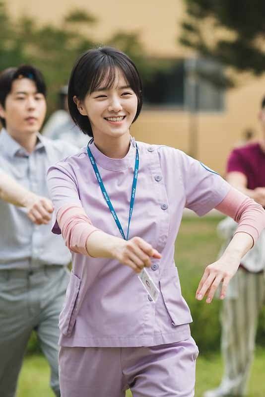 在韓劇《雖然是精神病但沒關係》出演護士一角「南朱里」受到注目。