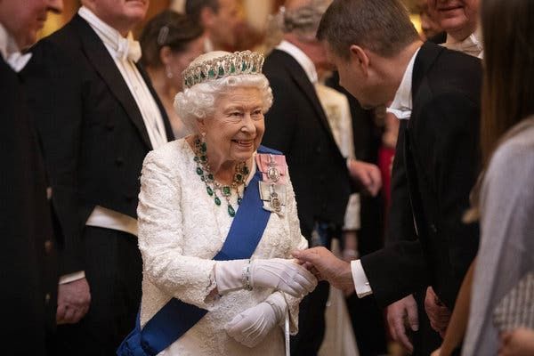 英女王十分愛惜她的手袋，不會隨便將手袋放在椅背上，也不像我們平民百姓那樣將手袋放在地上。據報導，女王在晚宴時將手袋放在桌上，則表明她希望活動在接下來的五分鐘內結束。