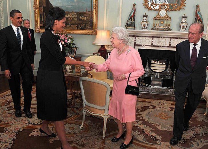 如果英女王把手袋放到地板上而不是桌子上，事情就會變得更加緊急。英女王發出的這個信號表示她對談話沒有興趣，並希望候車小姐來救援。