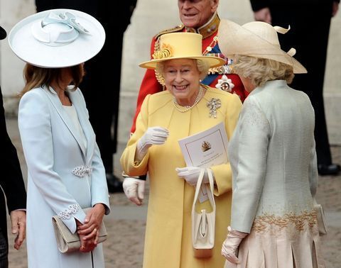 細心看伊麗莎白女王的照片，會發現女王的手袋幾乎總是用她的左手拿著。皇家歷史學家Hugo Vickers告訴媒體說，如果英女王在談話過程中將手袋換到另一隻手，她可能是在告訴她的員工她希望有人介入並結束談話。