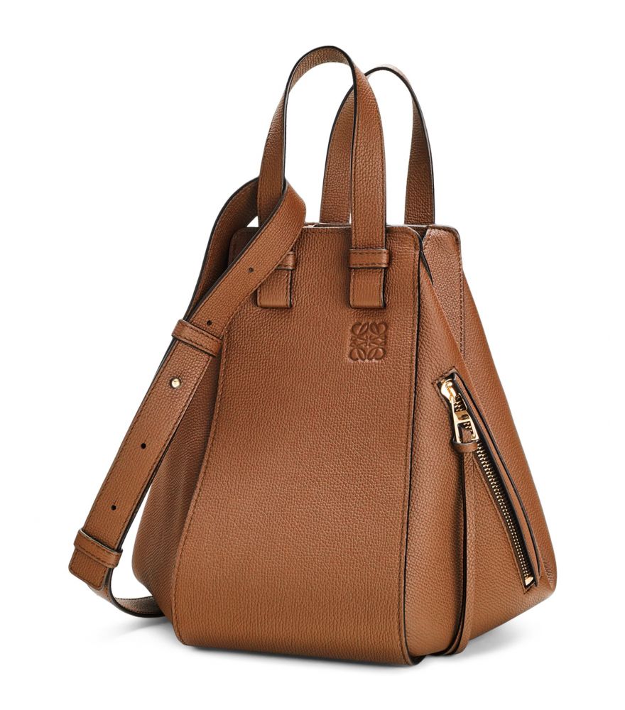 LOEWE Small Leather Hammock Bag  售價HK$17,917 | 香港官網價HK$21,700（82折） 
