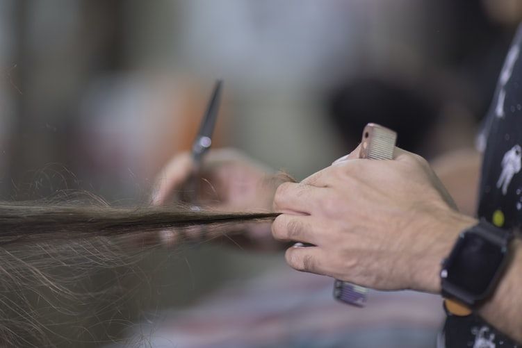 11.習慣去修剪頭髮 由於冬季較為乾燥以及寒冷，當中的空氣容易導致頭髮斷裂以及開叉，因此為了防止這種情況，在冬季建議大家每四至八星期便修剪一次頭髮，以剪走發尾開叉的位置。