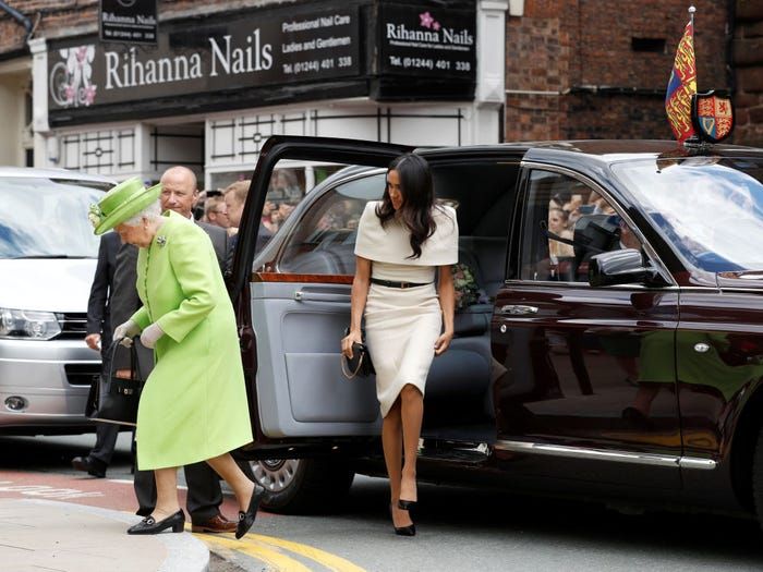 8.與英女王進行訪問時所發生的誤解 與英女王首次見面中，由於梅根並不了解上車的先後次序，而感到疑惑四處張望。雖然英女王並不介意汽車座椅的皇室禮儀，但類似事件發生不只一次。