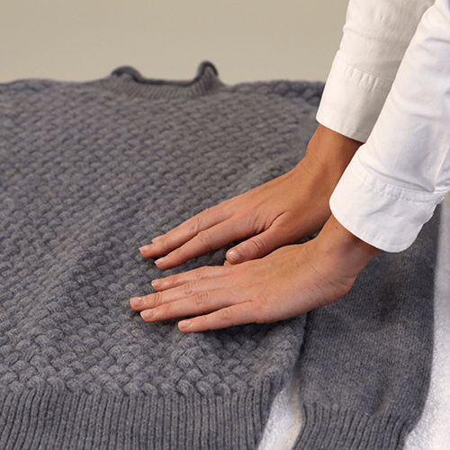 Step5:乾燥。將物品以自然形狀平放在乾燥架或乾淨的毛巾上。乾燥時，避免陽光直射或用散熱器，避免令羊毛衣物收縮或損壞，切勿懸掛濕羊毛衣物。  
