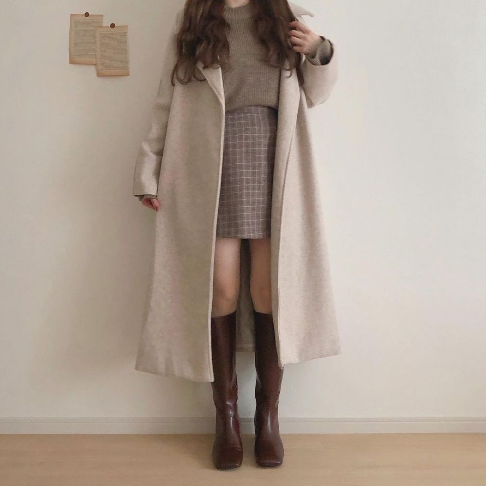 今個冬日流行的不及膝長靴，配上短版型大衣，也是160cm日本女生顯高法則之一！修飾腿形，增加整個人的氣場。