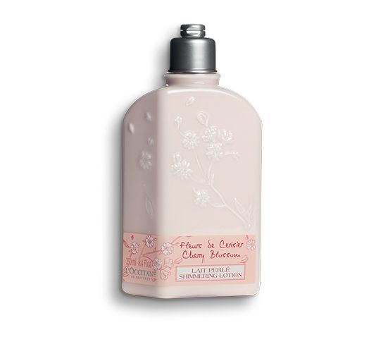 L'OCCITANE Cherry Blossom Shimmering Lotion (HK$250/250ml)：潤膚乳質地輕薄，使用後能令肌膚迅速吸收，而且更能提亮膚色，除了美白和保濕外，更發出淡淡的櫻花香。