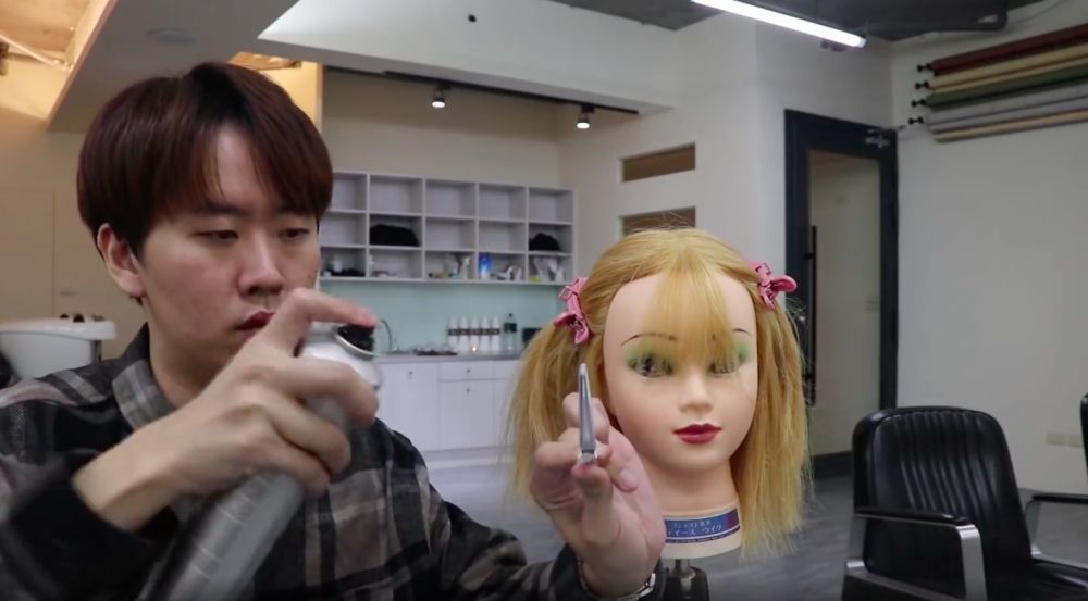 同樣地先把定型噴霧噴在打開的髮夾上