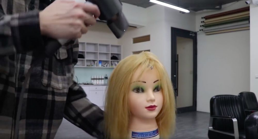 再用風筒的熱力，讓頭髮定型