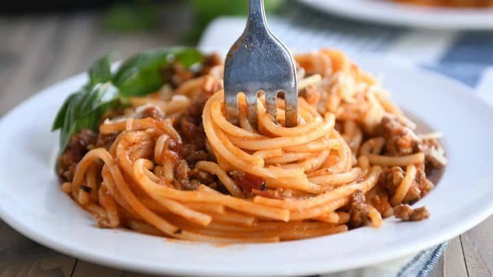 進食意大利麵類的麵食時，需要使用叉子配合勺子放入適當份量並旋轉麵食。