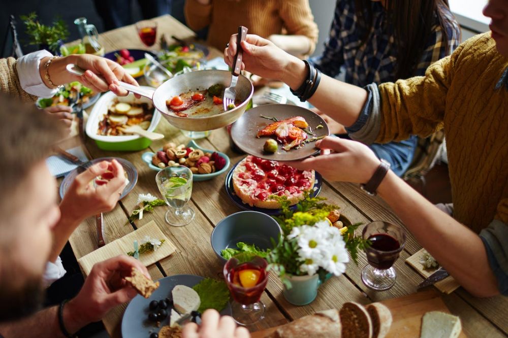  與同伴共享食物時，切忌在共享菜式中，拿取與自己碟子上相同的食物。