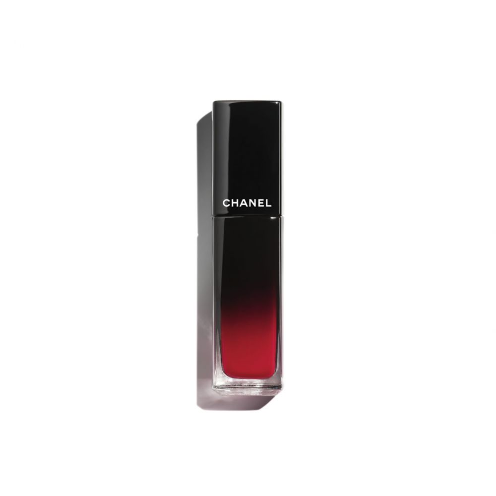 極致鏡面水光唇釉 (HK$290)：新色號#73 INVINCIBLE是活力奔放的罌粟紅調，質地亮澤，能為嘴唇打造飽滿豐盈的感覺。