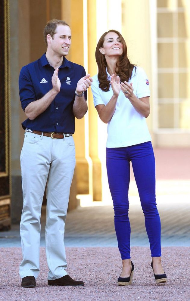 2012年7月夏季奧運會開幕儀式前穿上一條Zara寶藍色褲子