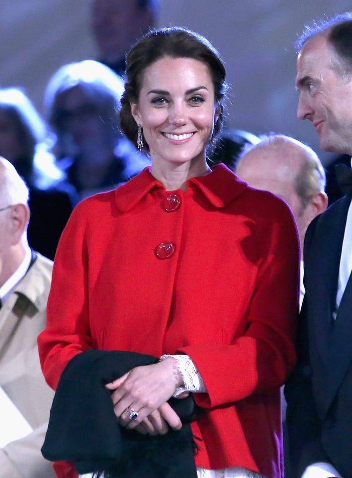 2016年5月身穿Zara紅色外套參加英女王90歲生日慶祝活動